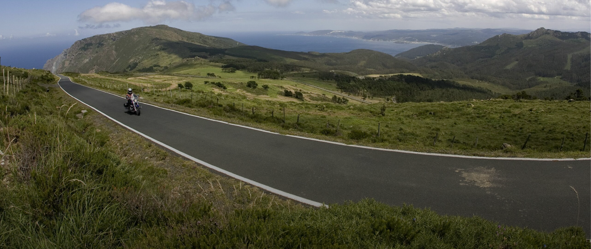 paisaje con carretera y moto